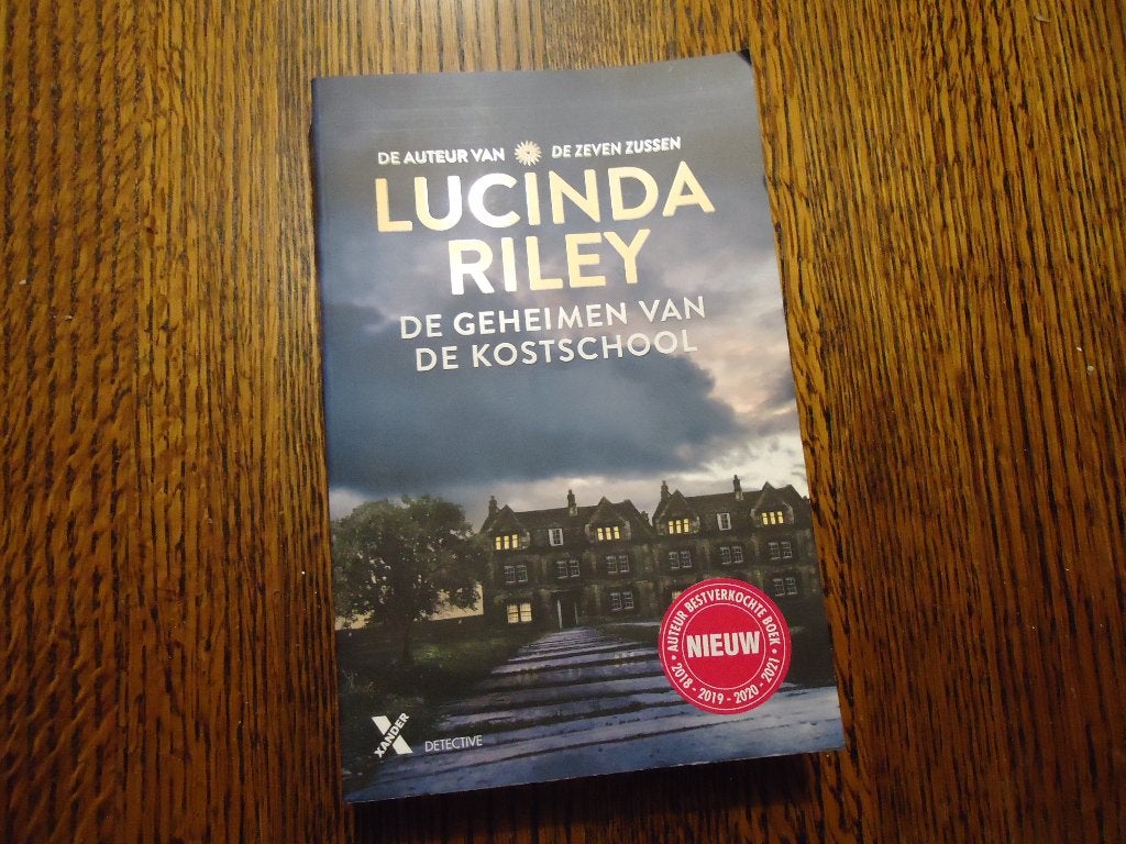 Lucinda Riley ,de geheimen van de kostschool, Ophalen of Verzenden, Zo goed als nieuw, Lucinda Riley