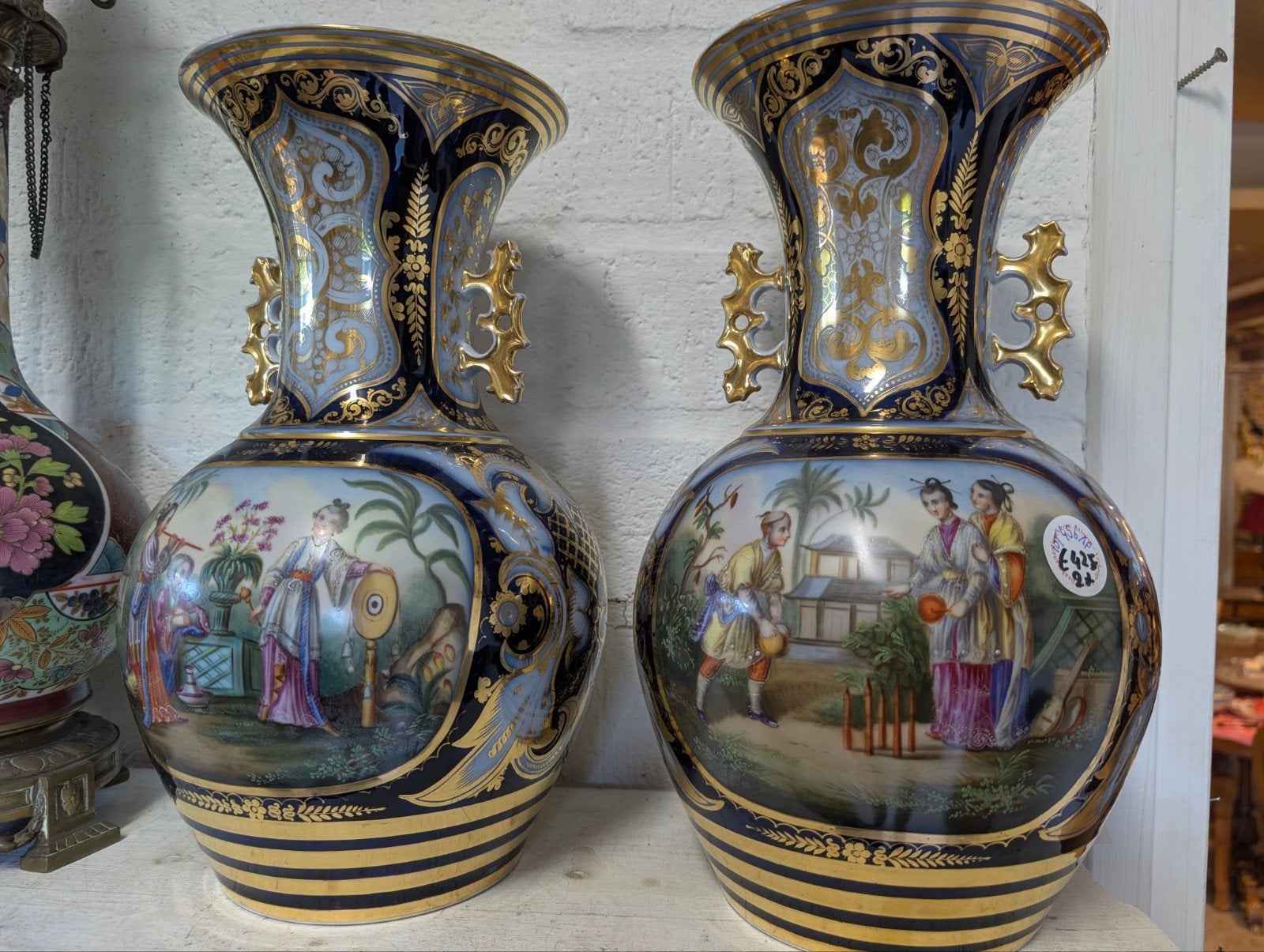 2 antieke vazen 37 cm hoog. €425., Ophalen