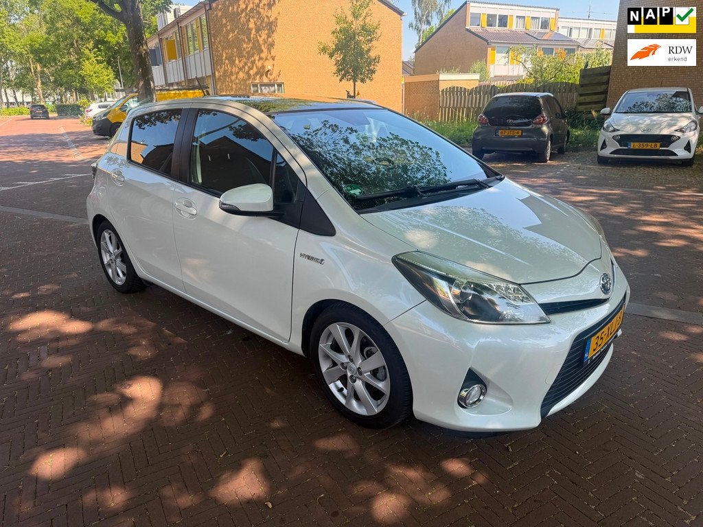 Toyota Yaris AUTOMAAT / Panorama dak / Camera / Navigatie, Auto's, Toyota, Euro 5, 1497 cc, Gebruikt, 4 cilinders