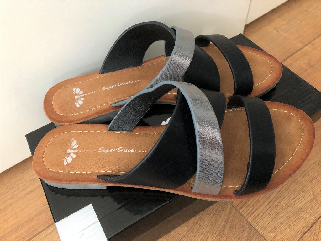 Dames slippers Nieuw in de doos! Super cracks, Kleding | Dames, Zwart, Super cracks, Nieuw, Ophalen