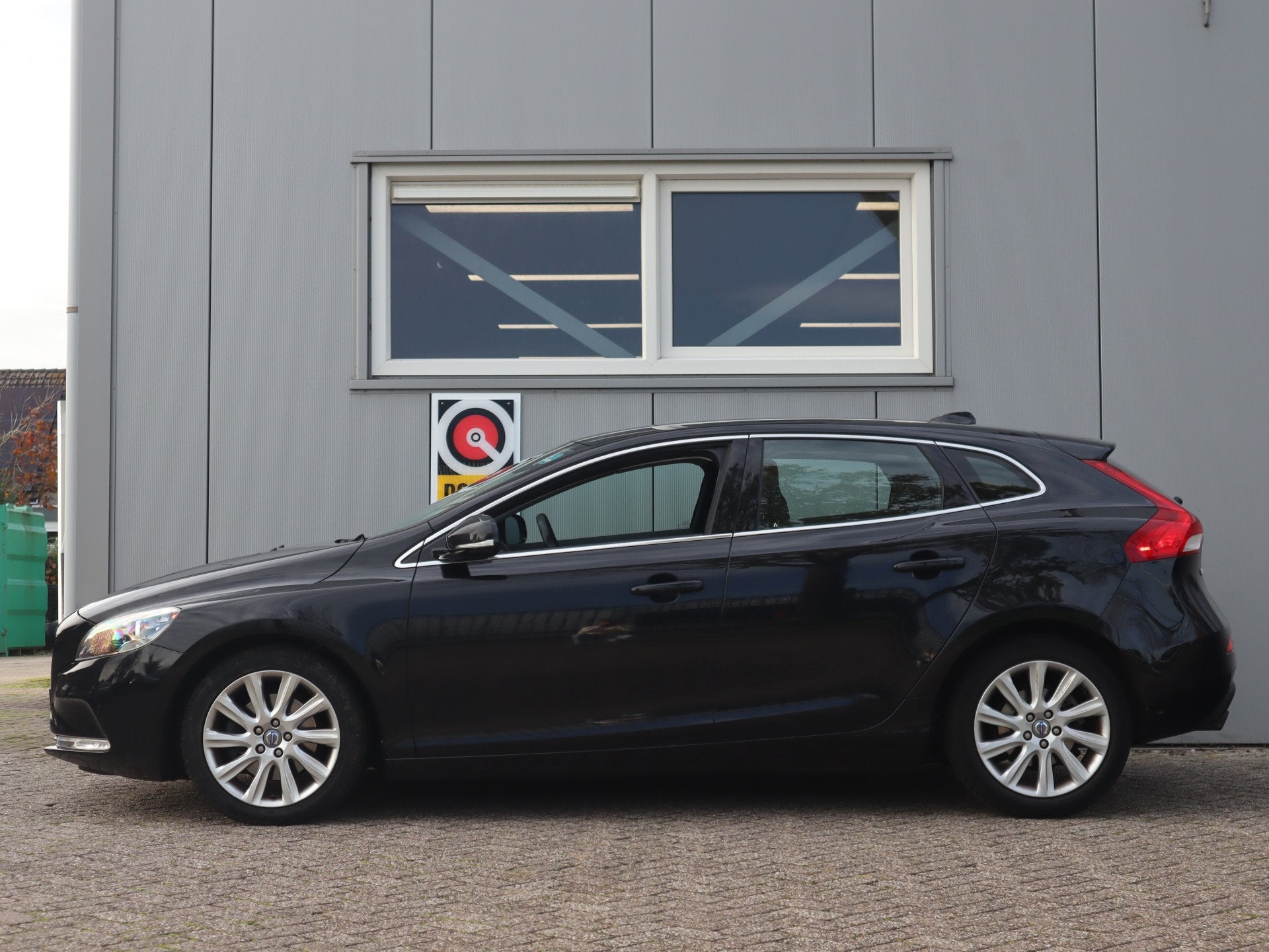 Volvo V40 1.6 T3 Momentum / Cruise / Airco / Camera, Voorwielaandrijving, Stof, Gebruikt, Zwart