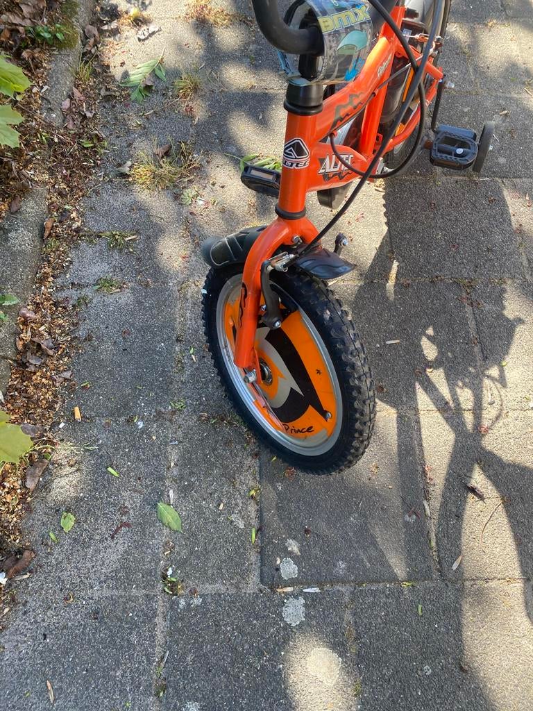 Jonge fiets, oranje, voor jongen of meisje, met zijwieltjes, Zijwieltjes, Velgrem, Ophalen of Verzenden, 16 tot 20 inch
