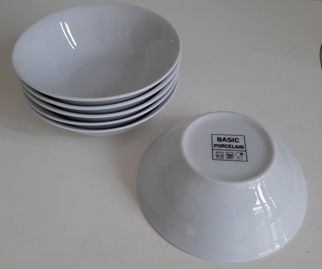 6 witte schaaltjes Basic Porcelain, Huis en Inrichting, Keuken | Servies, Ophalen, Overige stijlen, Porselein, Schaal of Schalen