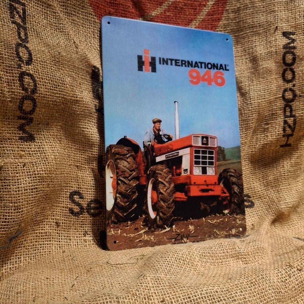 International 946 - Metalen wandbord, Metaal, 30 cm, 20 cm, Meerkleurig