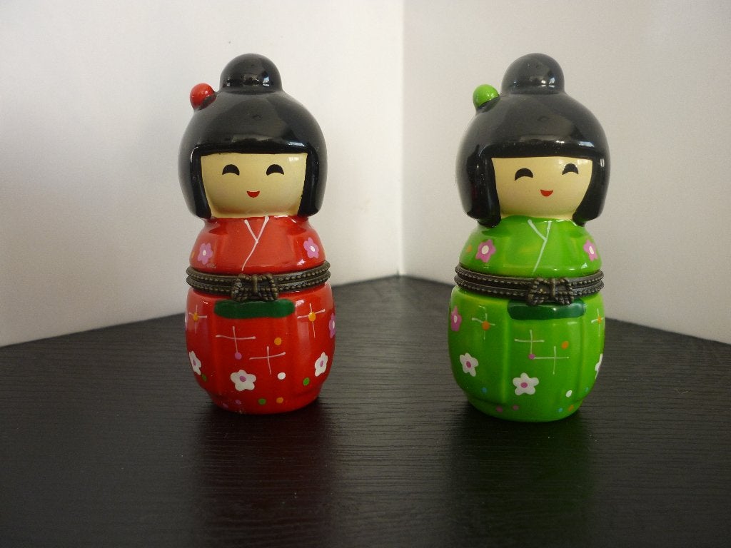 kokeshi / 2 Japanse dames / opbergpotjes / rood & groen, Ophalen of Verzenden, Zo goed als nieuw, Mens