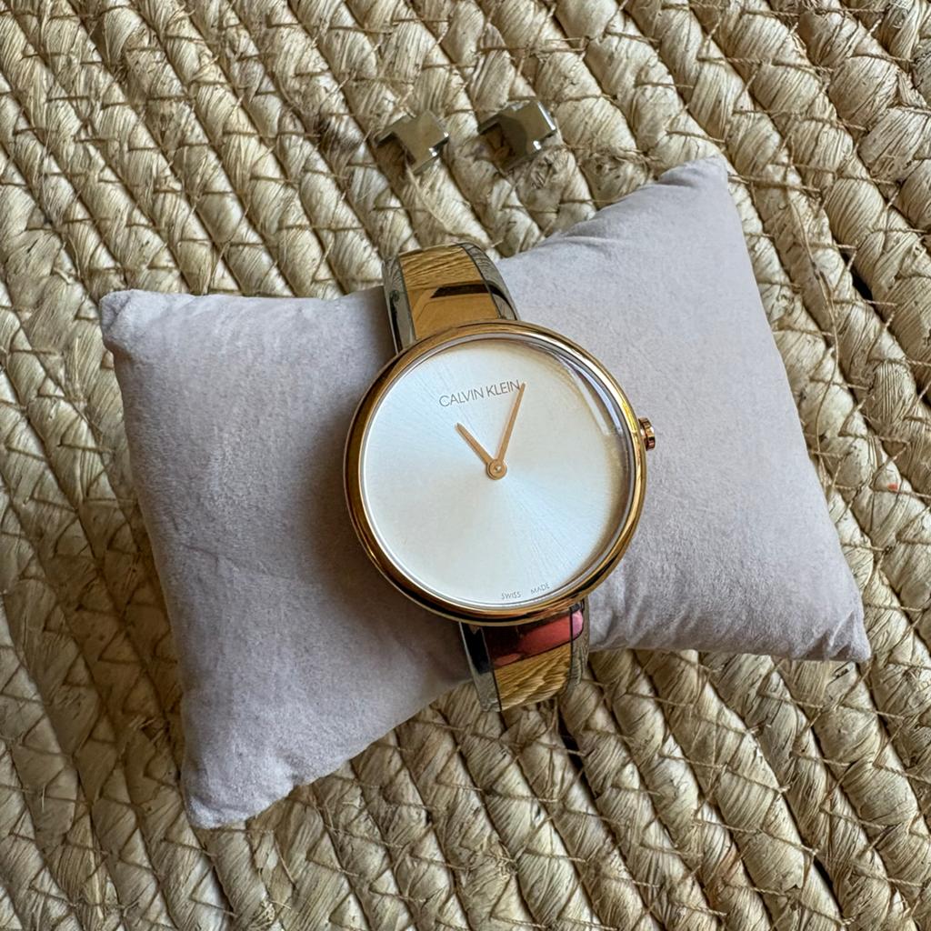 Calvin Klein Dames Horloge Goud en zilver kleur zgan, Sieraden, Tassen en Uiterlijk, Horloges | Dames, Staal, Polshorloge, Zo goed als nieuw