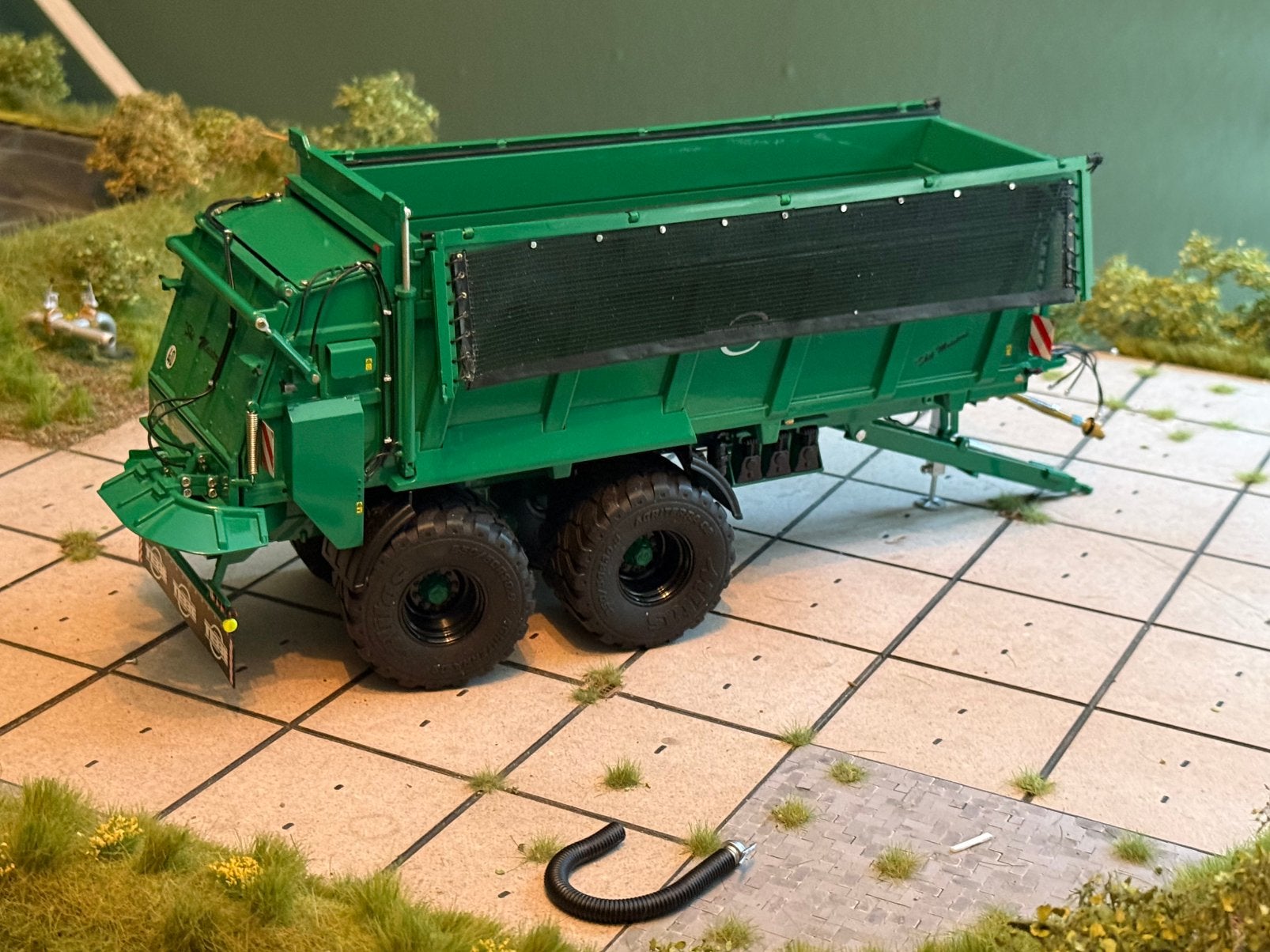 Tebbe HS240 1:32 verbouwd, Hobby en Vrije tijd, Modelauto's | 1:32, Ophalen of Verzenden, Zo goed als nieuw, Tractor of Landbouw