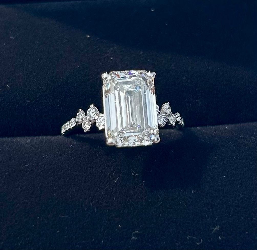 Prachtige ring witgoud met smaragd geslepen diamant 4.35 ct, Wit, Nieuw, Ophalen of Verzenden, 17 tot 18