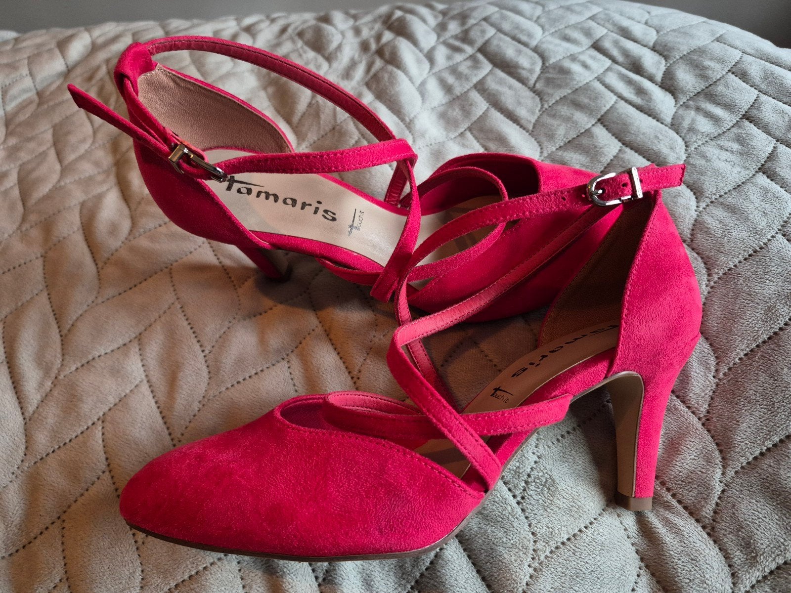 Tamaris suède-achtige pumps - Felroze - Maat 39, Kleding | Dames, Tamaris, Pumps, Ophalen of Verzenden, Zo goed als nieuw