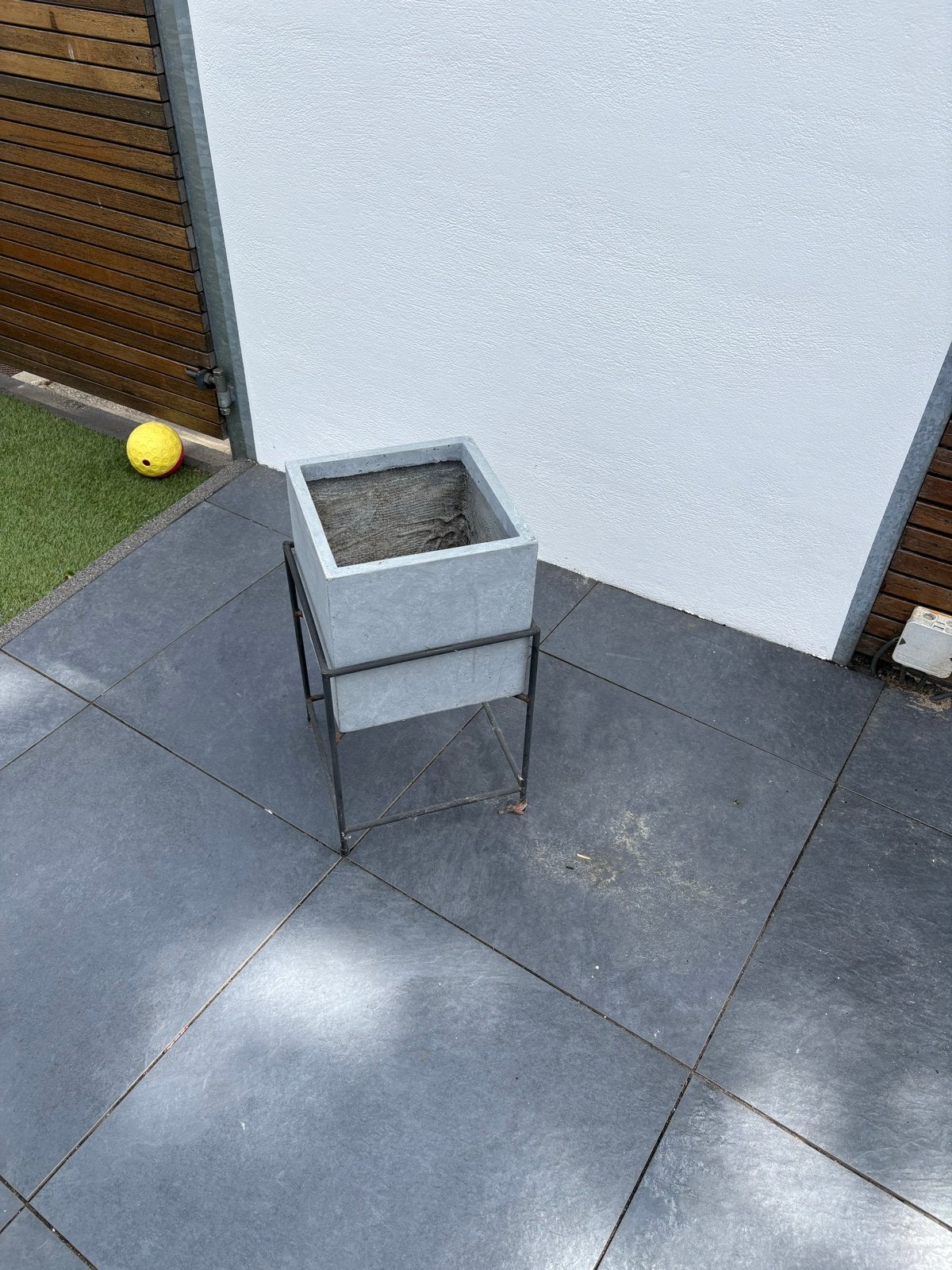 Betonnen bloembak met metalen standaard, Ophalen, Gebruikt, Balkon, Minder dan 60 cm