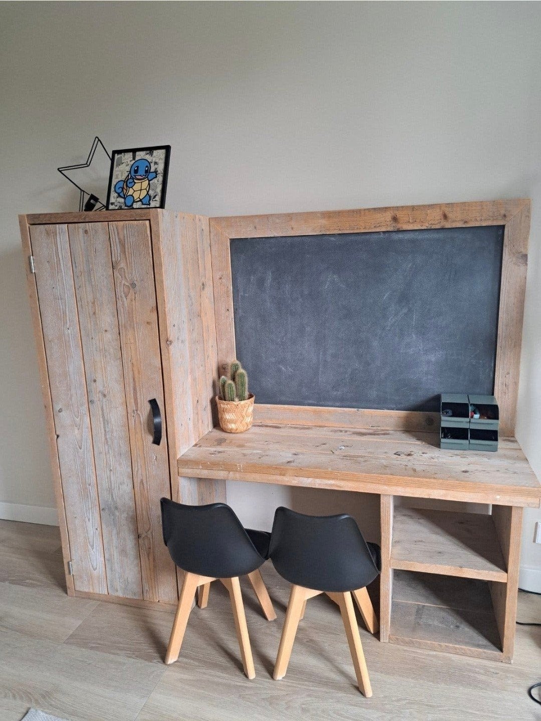 bureau met kast en 2 stoelen van 'de houttwist', Ophalen, 160 cm, Hout, Kinderbureau