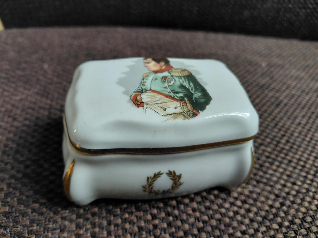 Antiek porseleinen doosje met afbeelding van napoleon., Ophalen of Verzenden