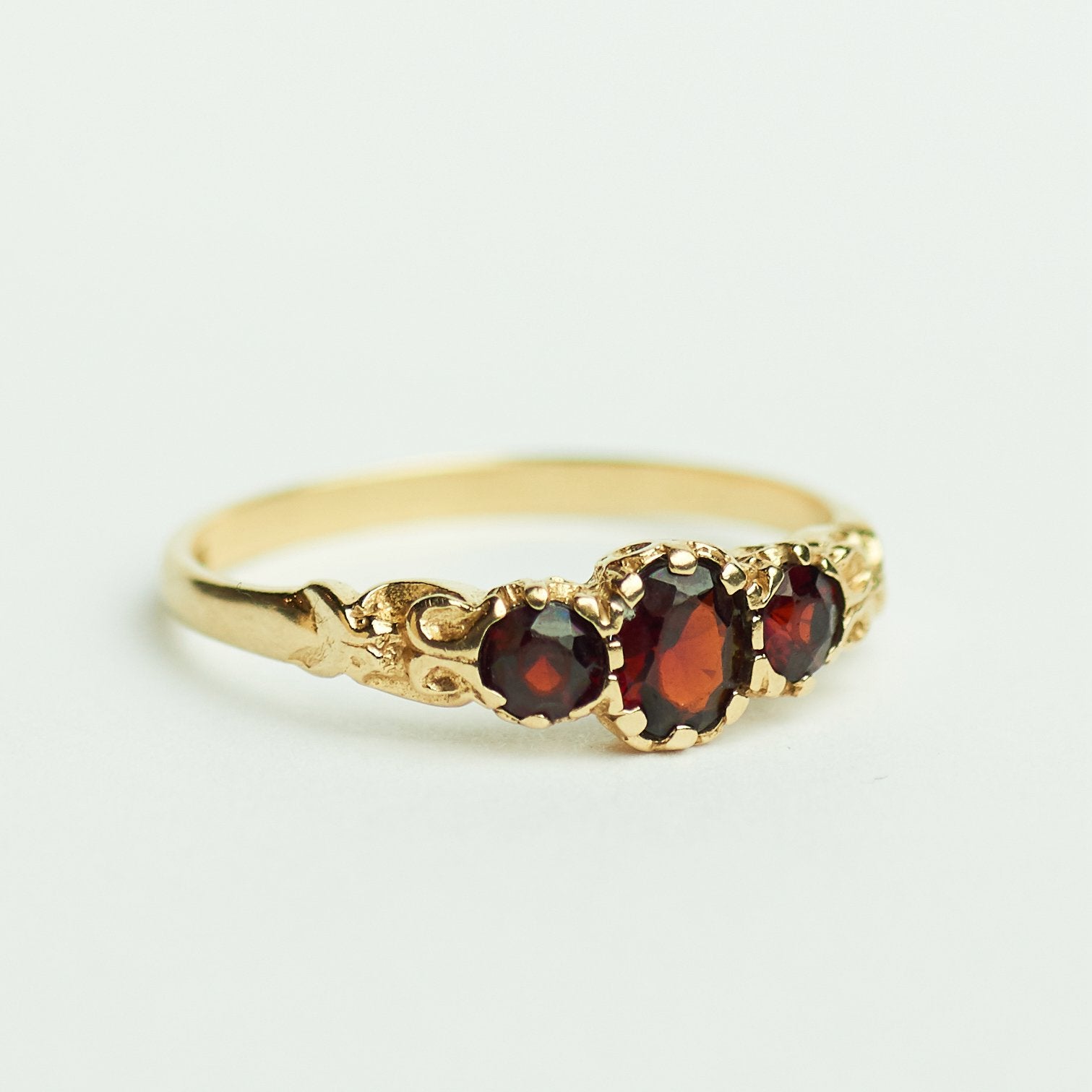 Vintage ring granaat trilogie, Sieraden, Tassen en Uiterlijk, 18 tot 19, Ophalen of Verzenden, Zo goed als nieuw, Met edelsteen