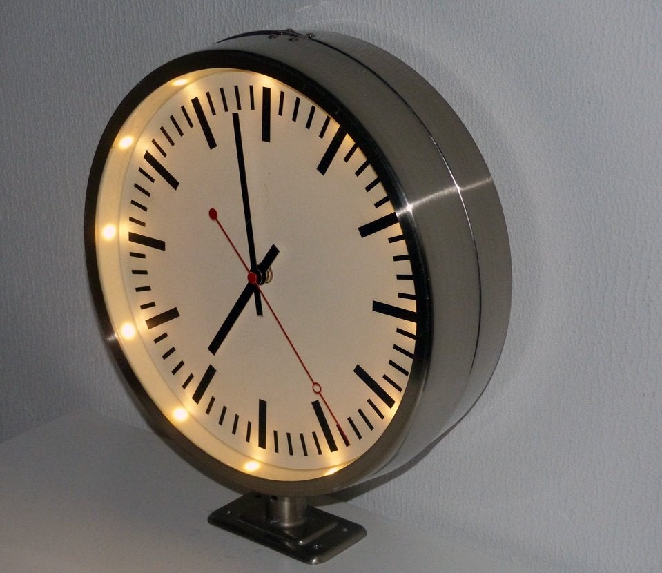 Stations klok met licht erin, 28 cm. Geheel metaal., Huis en Inrichting, Woonaccessoires | Klokken, Wandklok, Analoog, Ophalen of Verzenden
