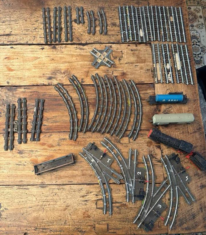 set modeltreinrails met locomotief en wagons, Overige merken, Wisselstroom, Ophalen of Verzenden, Analoog