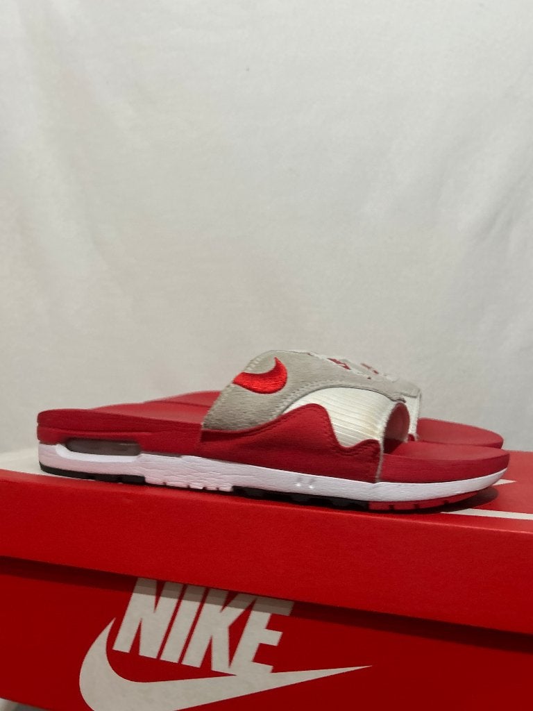 ALS NIEUW! Maat 42,5 - Nike Air Max 1 Slide White Uni Red, Kleding | Heren, Slippers, Verzenden, Wit, Nike