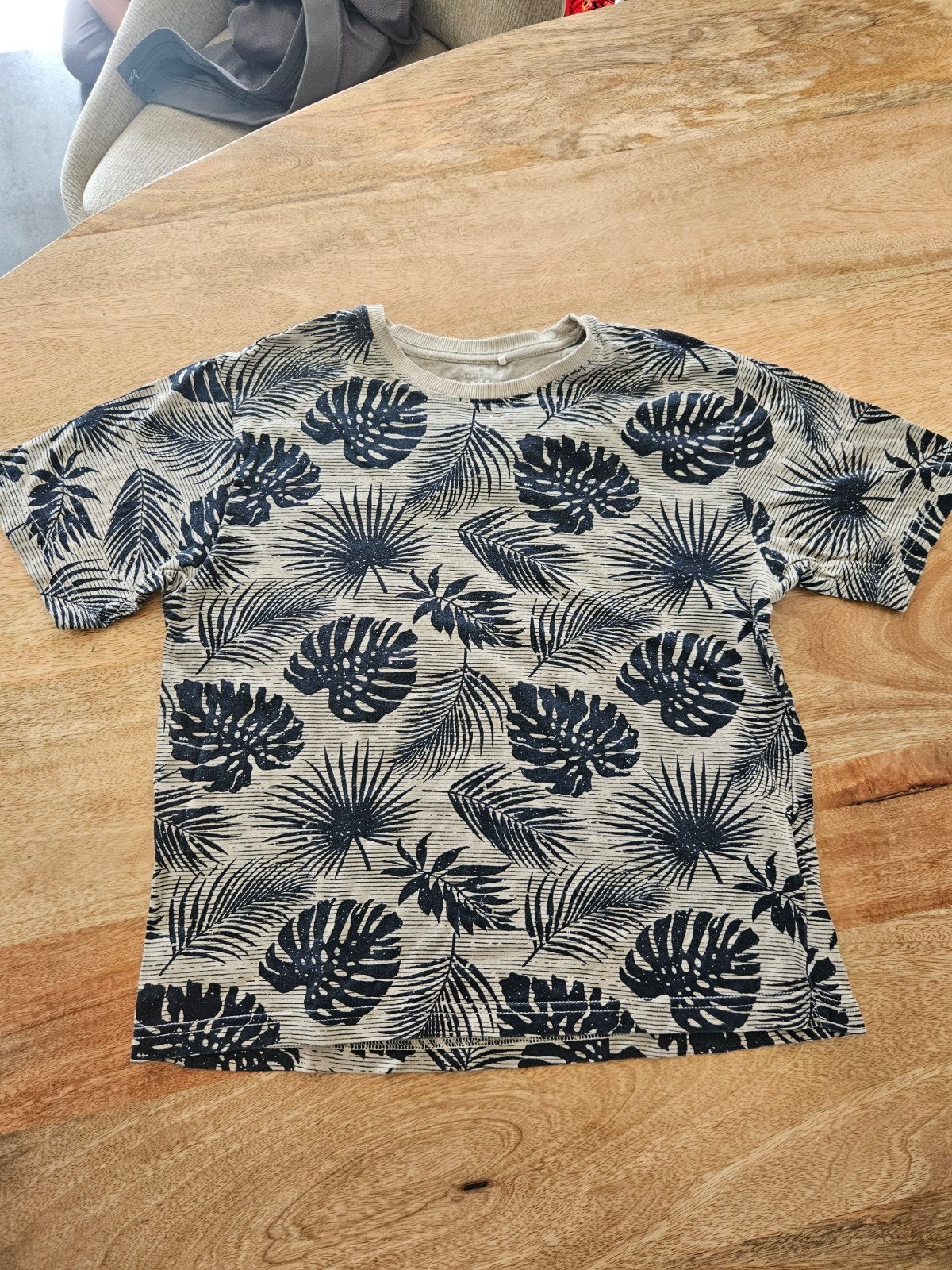 T-shirt met tropische print - maat 134/140, Gebruikt, Jongen of Meisje, Ophalen of Verzenden, Shirt of Longsleeve