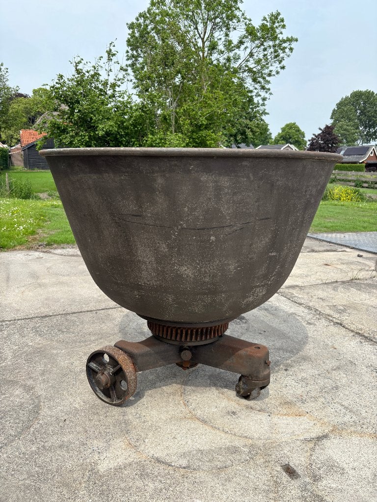 Oude deegmolen, Metalen deegmolen, IJsbad, Vintage molen, Ophalen