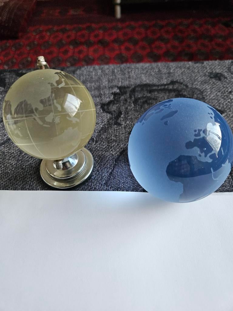 Set van 2 glazen wereldbollen - decoratief, Huis en Inrichting, Woonaccessoires | Wereldbollen, Ophalen, Zo goed als nieuw