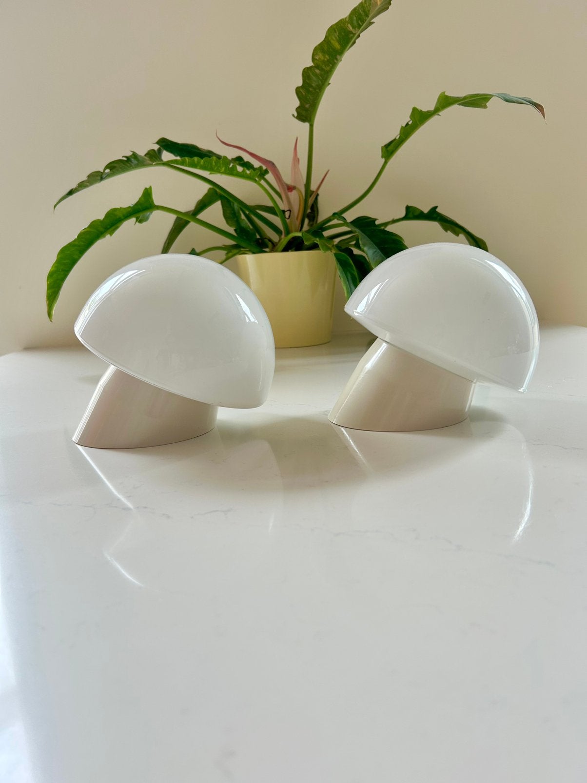2 vintage melkglas wandlampen. Mushroom lamp. retro lamp, Zo goed als nieuw, Overige merken, Glas, E27 (groot)