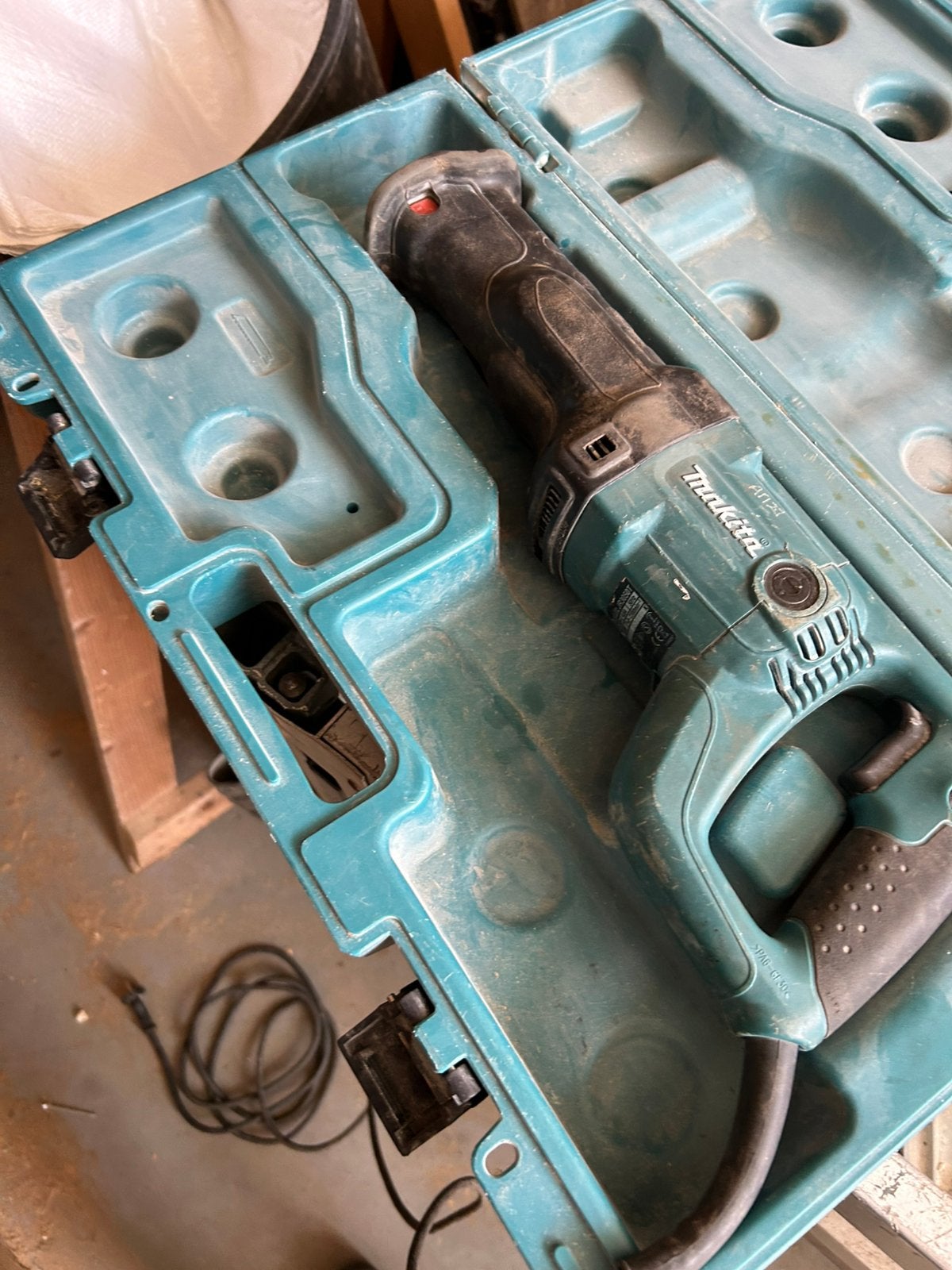 Makita reciprozaag, Ophalen
