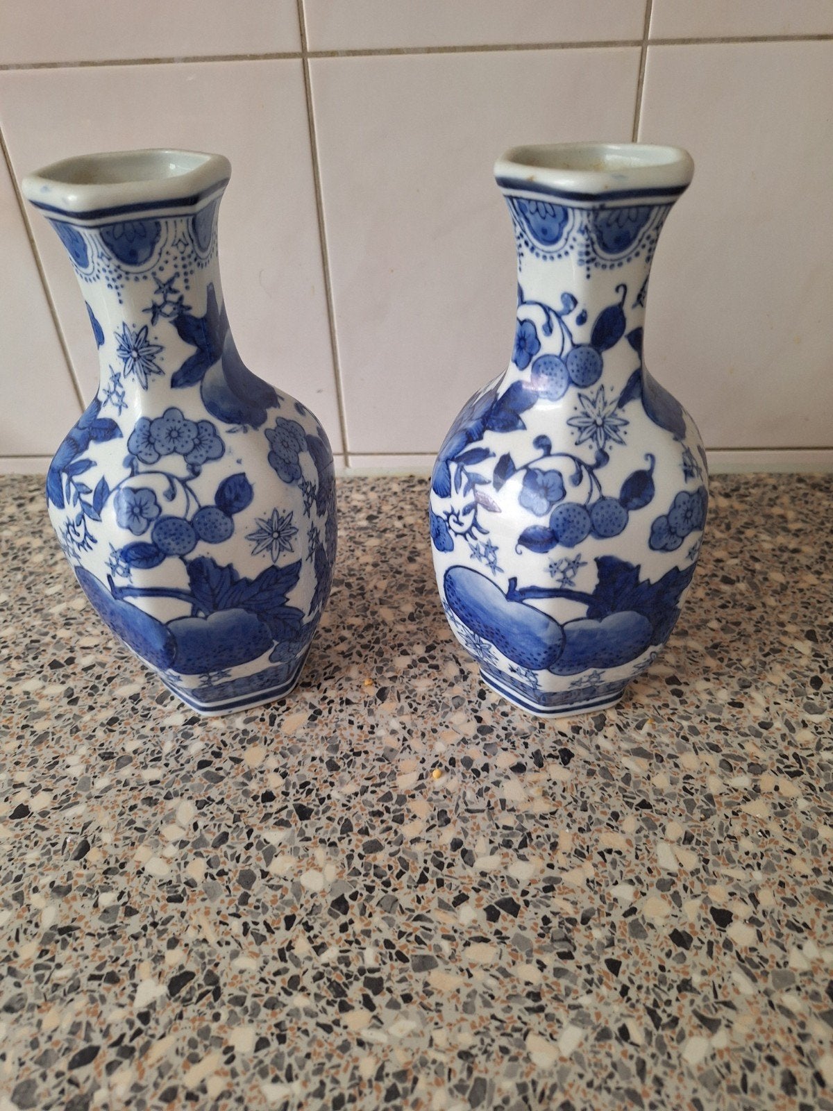2 oude beschilderde vazen 20 cm, Antiek en Kunst, Antiek | Vazen, Ophalen of Verzenden