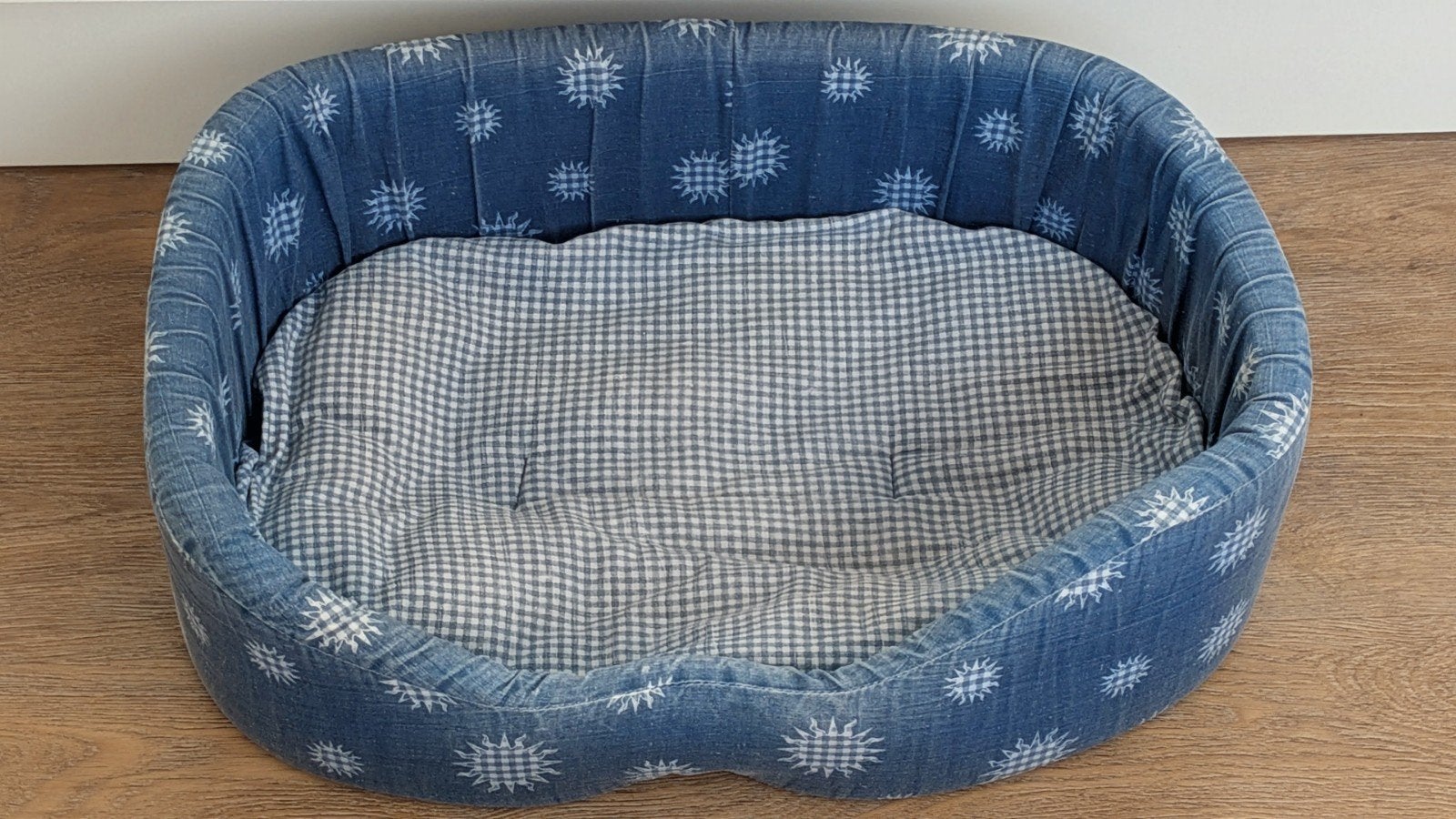 Jeansblauwe Hondenmand / Kattenmand L. 50 x br. 39 cm € 7,50, Ophalen, Gebruikt, Katoen