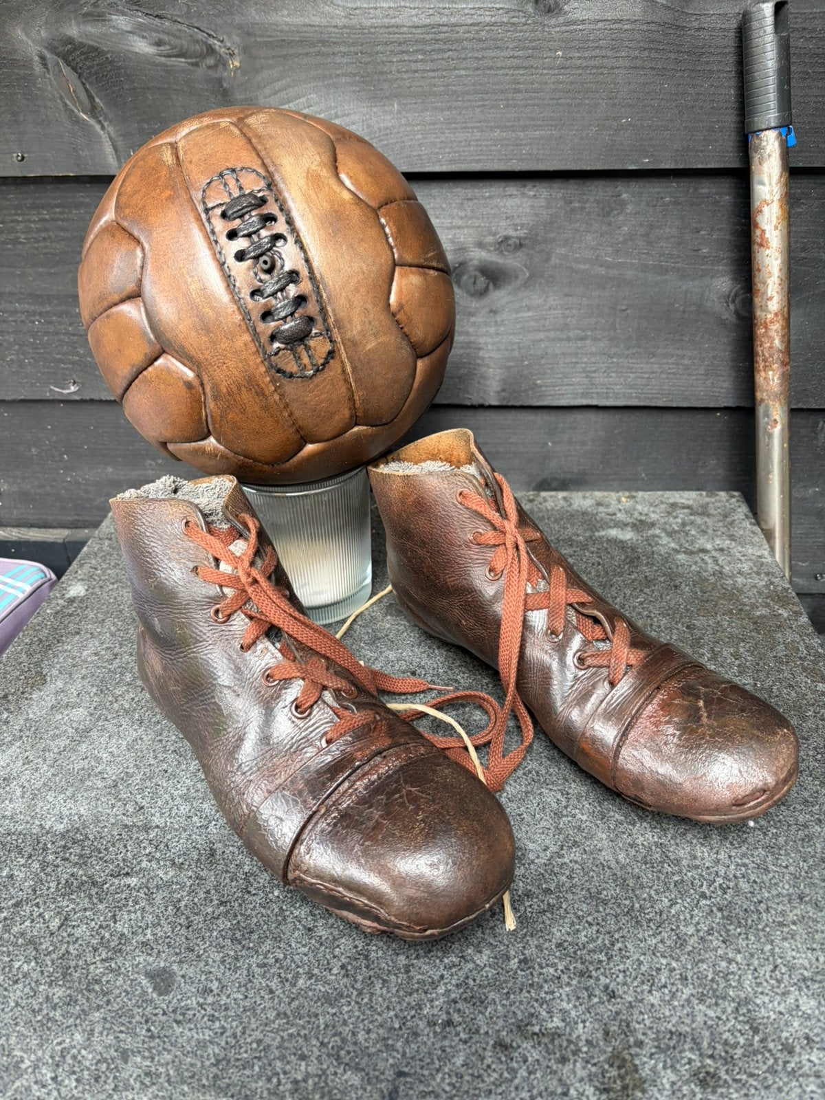 Antiek Engelse voetbalschoenen en lederen voetbal, Ophalen of Verzenden