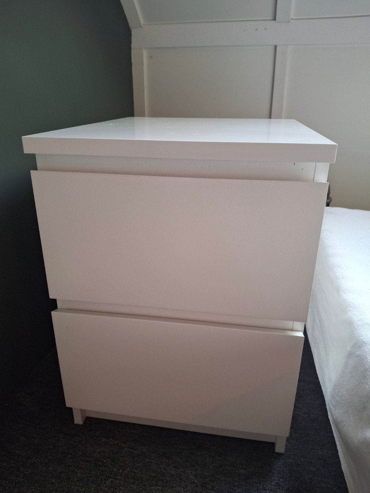 Wit nachtkastje met twee lades, Ophalen, Gebruikt, Minder dan 45 cm, 55 tot 70 cm