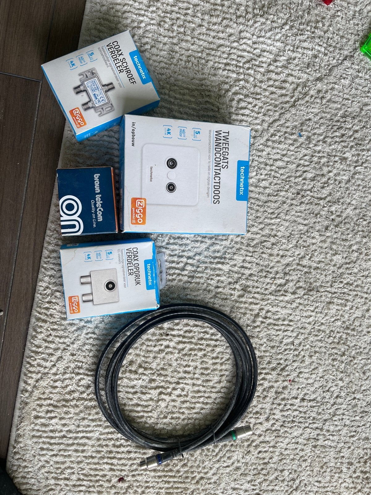Coaxiale kabels en splitters (Technetix, Ziggo), Audio, Tv en Foto, Audiokabels en Televisiekabels, Gebruikt, Coaxiale kabel, 2 tot 5 meter
