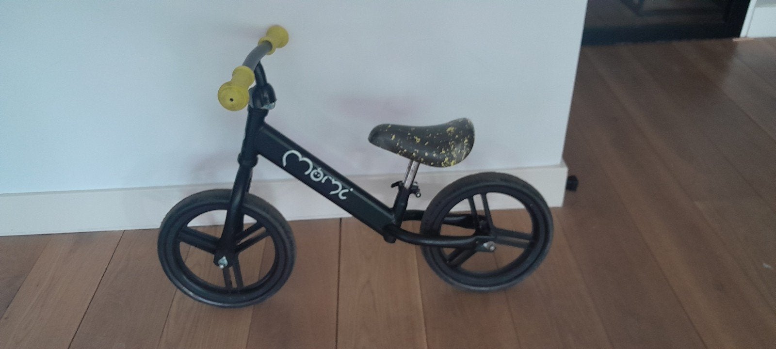 Momi loopfiets - Zwart met gele accenten, Fietsen en Brommers, Ophalen, Gebruikt, Minder dan 16 inch, Momi