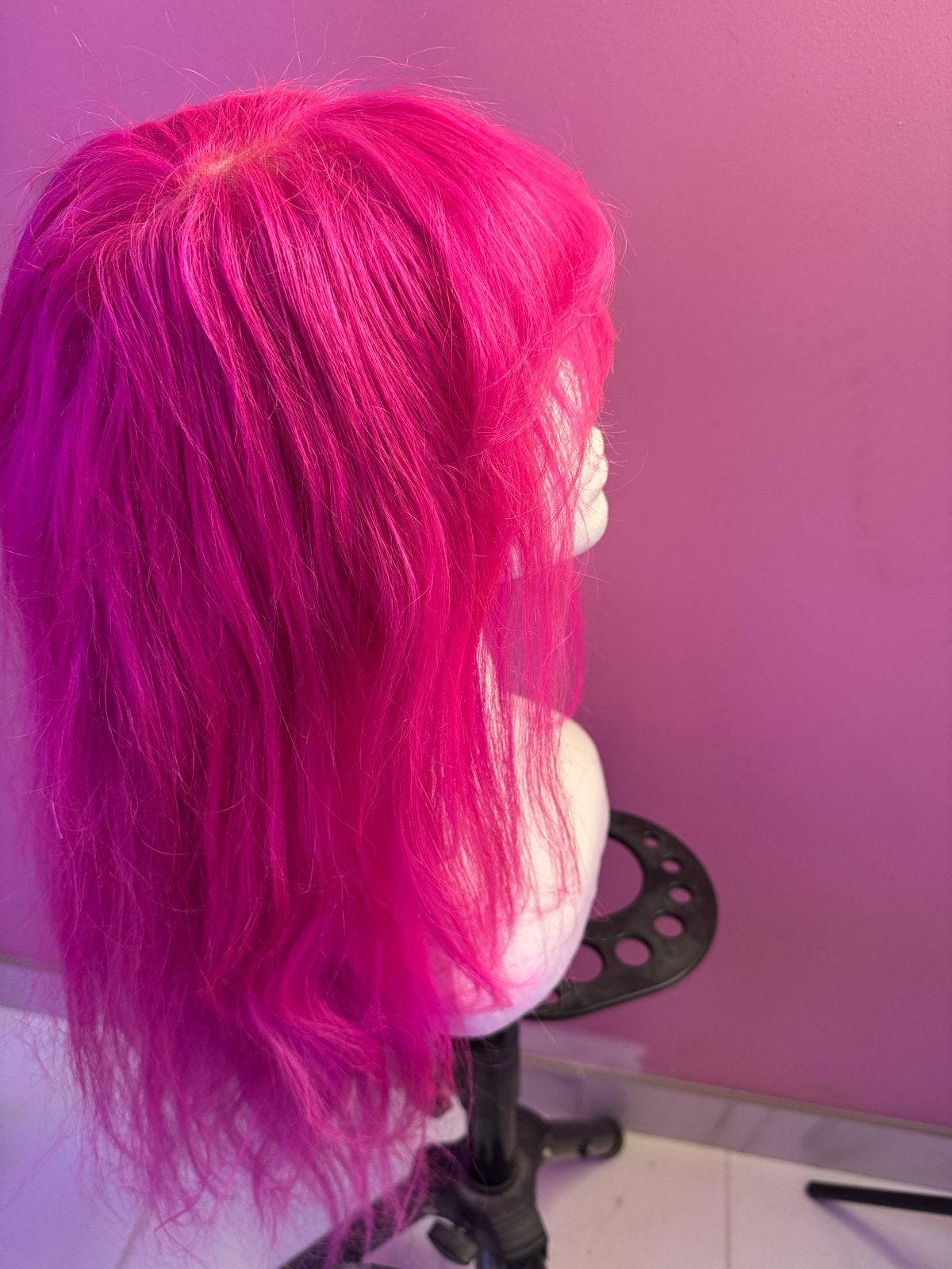 Roze pruik - Stijlbaar en Verfbaar, Verzenden, Gedragen