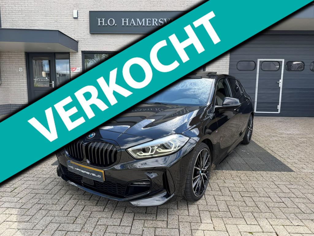 BMW 1-serie BMW 118i M-pack Aut. Pano, M-schaalstoelen, Harm, 136 pk, Gebruikt, Zwart, Origineel Nederlands