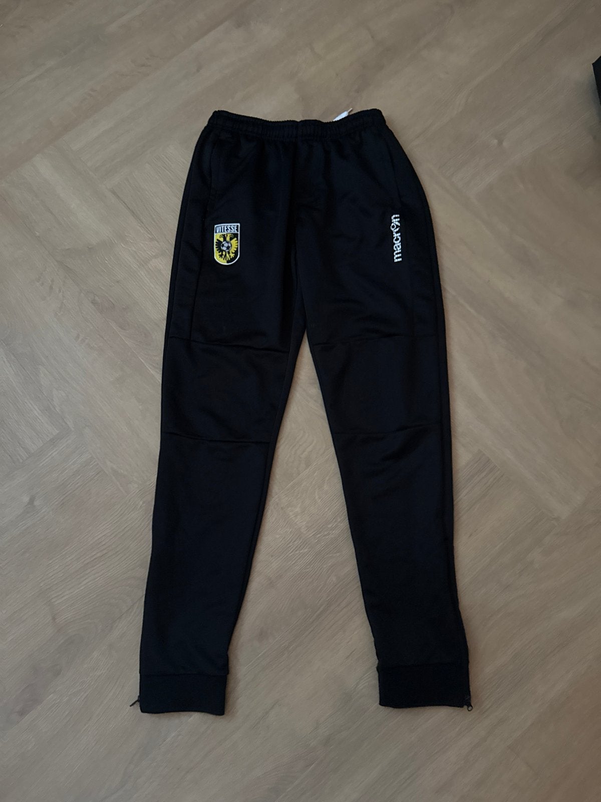 Vitesse trainingsbroek Macron maat S, Sport en Fitness, Voetbal, Maat S, Ophalen of Verzenden, Zo goed als nieuw, Broek