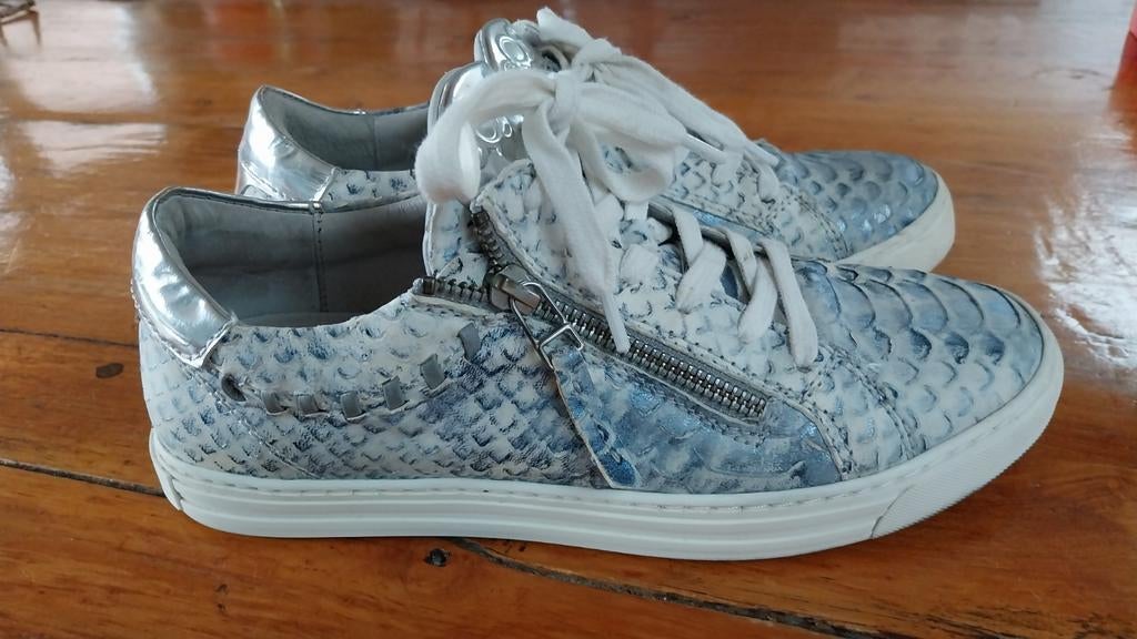AQA sneakers, maat 38. Blauw/wit geschubt leer., Ophalen of Verzenden, Zo goed als nieuw, Blauw, Sneakers of Gympen