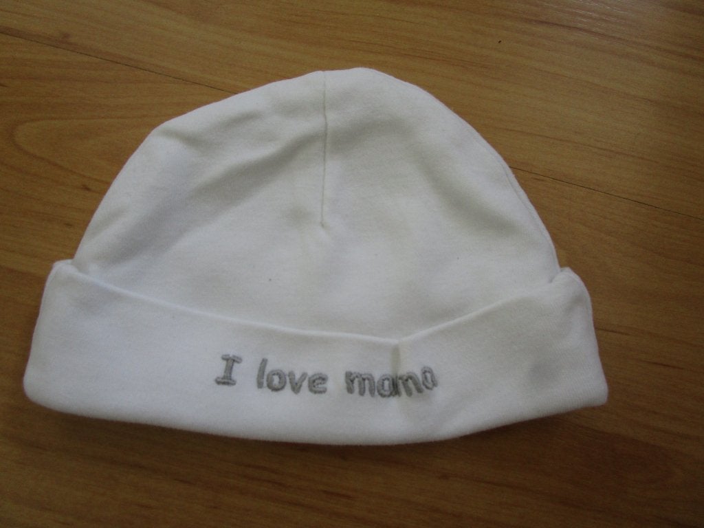 Wit baby/newborn mutsje met tekst I Love Mama, Jongetje of Meisje, Maat 56, La petite couronne, Ophalen of Verzenden