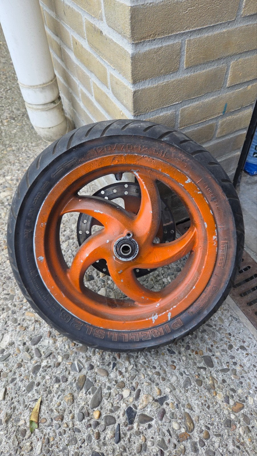Voorwiel met schijfrem voor een Gilera Runner, Ophalen, Gebruikt, Overige typen, Pirelli (band)