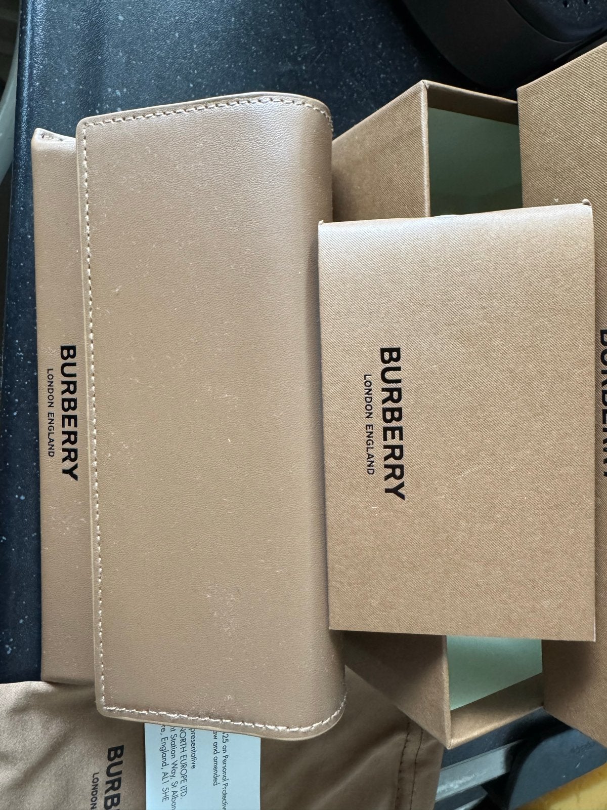 Originele Burberry brillenkoker met doos en bewaarzak, Sieraden, Tassen en Uiterlijk, Zonnebrillen en Brillen | Dames, Beige, Nieuw