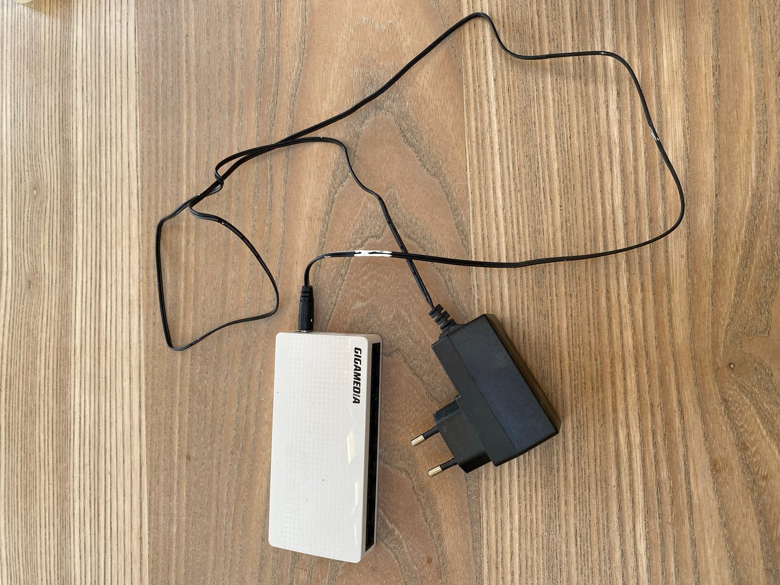 Gigamedia GGM NE808XR Fast Ethernet Switch met adapter, Ophalen of Verzenden, Zo goed als nieuw