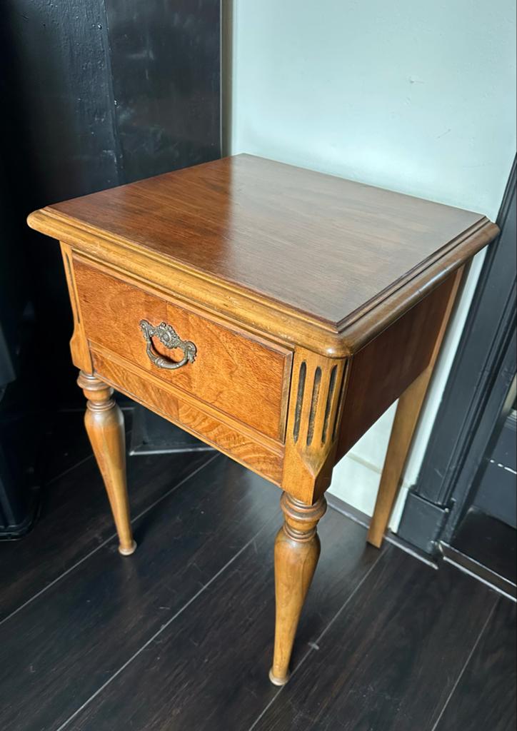 Vintage Nachtkastje/Sidetable Massief Amerikaans Hout, Minder dan 55 cm, Gebruikt, Ophalen of Verzenden, 60 cm of meer