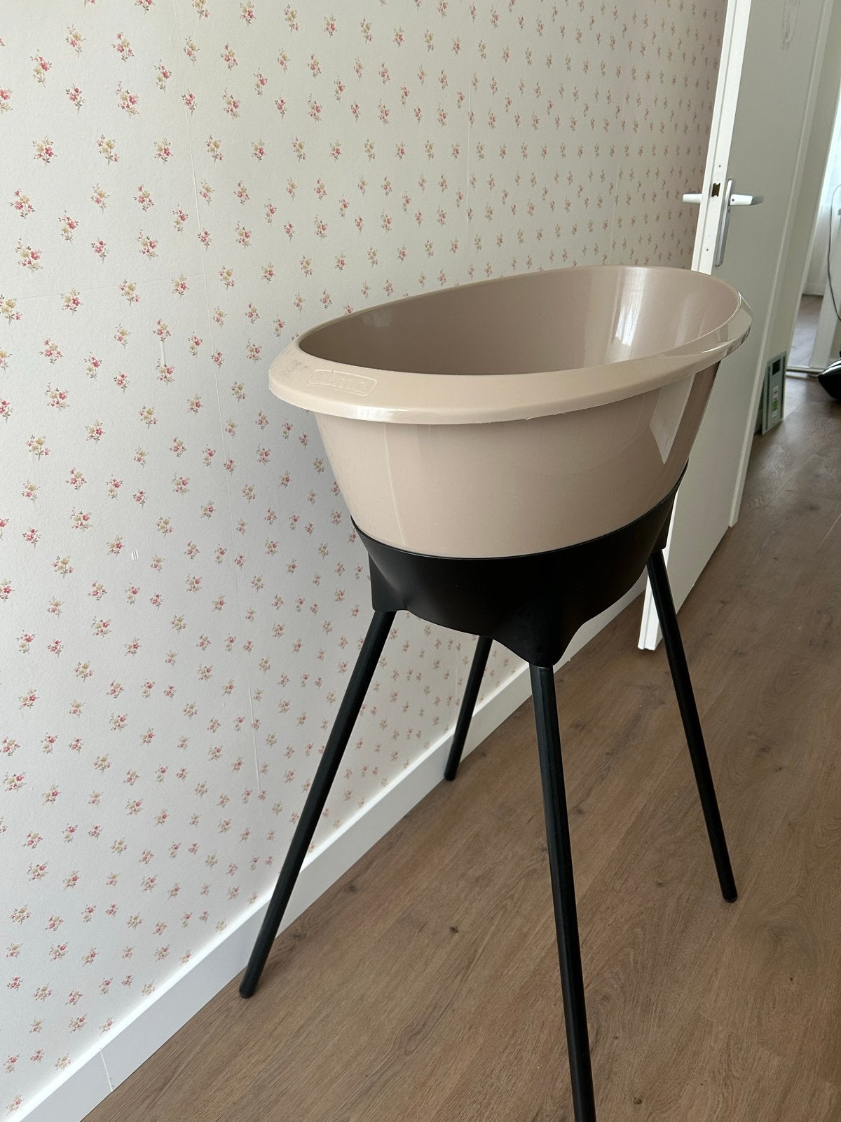 Luma Babybadje met standaard - Zo goed als nieuw, Gebruikt, Badje, Standaard, Ophalen