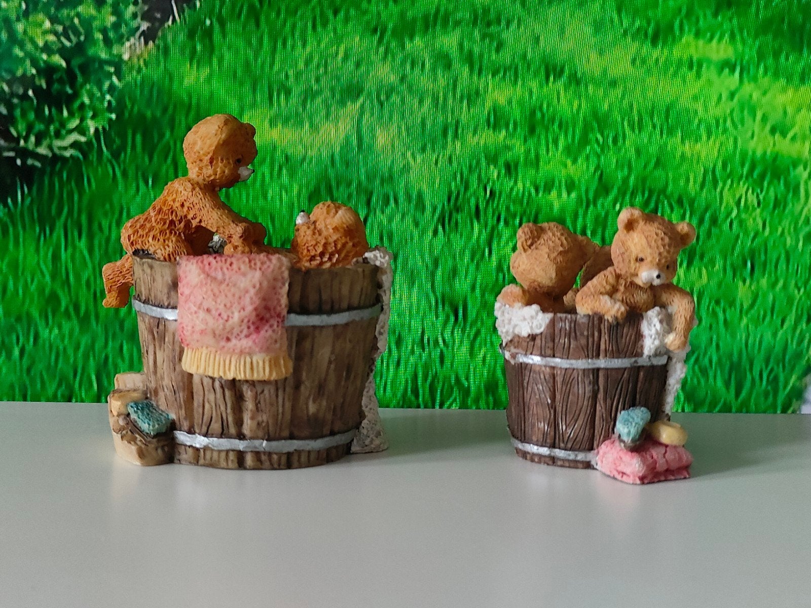 Set van 2 Fantasie Beeldjes van Teddyberen in Houten Badkuip, Ophalen of Verzenden, Dier
