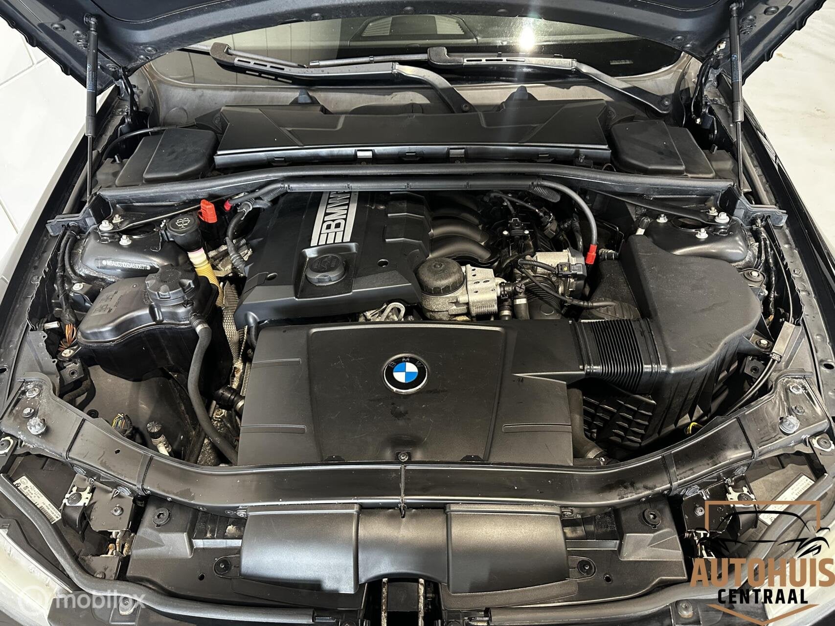 Foto 23 van BMW 3-serie Touring 318i Business Line*NwAPK*Trekhaak*Navi