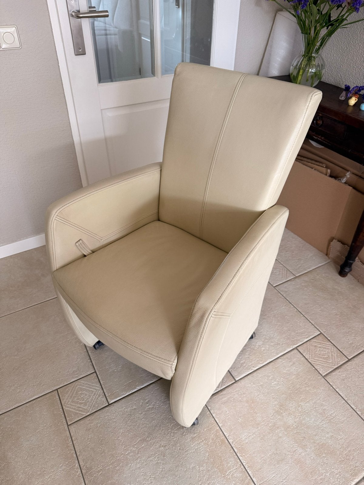 Gratis Leren eetkamer stoelen op wieltjes - snel af te halen, Ophalen, Gebruikt, Overige kleuren, Leer