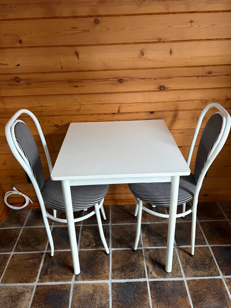 Tafel en twee stoelen wit, Huis en Inrichting, Tafels | Eettafels, Ophalen, Minder dan 50 cm, Gebruikt, Overige materialen