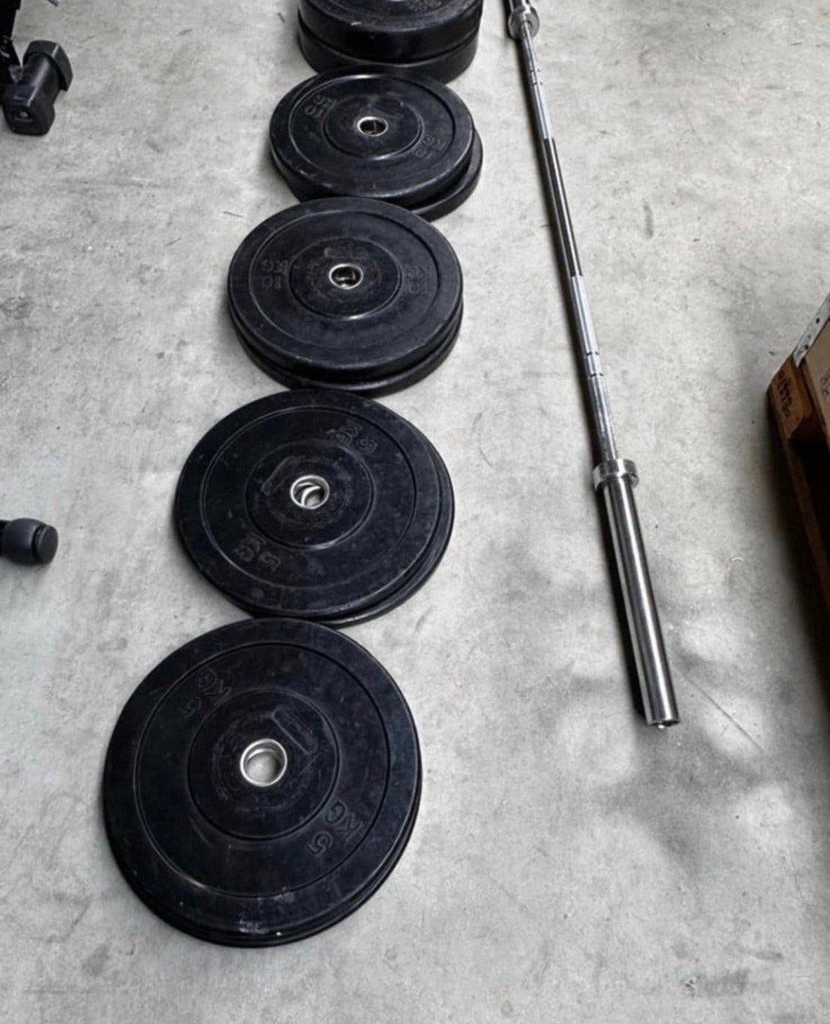140kg Bumperplates + Olympische Barbell 220cm, Ophalen, Gebruikt, Halterschijven
