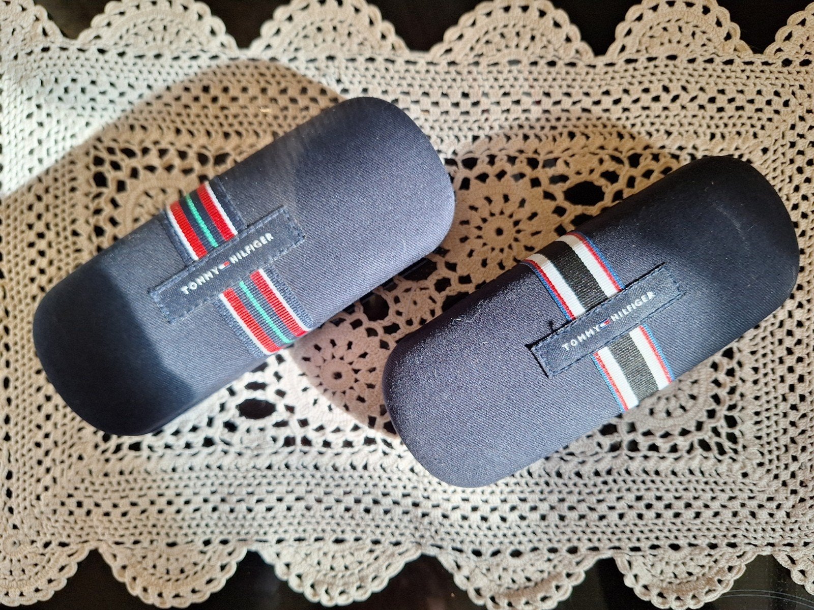 2 Tommy Hilfiger brillendoosjes, Ophalen of Verzenden, Gebruikt