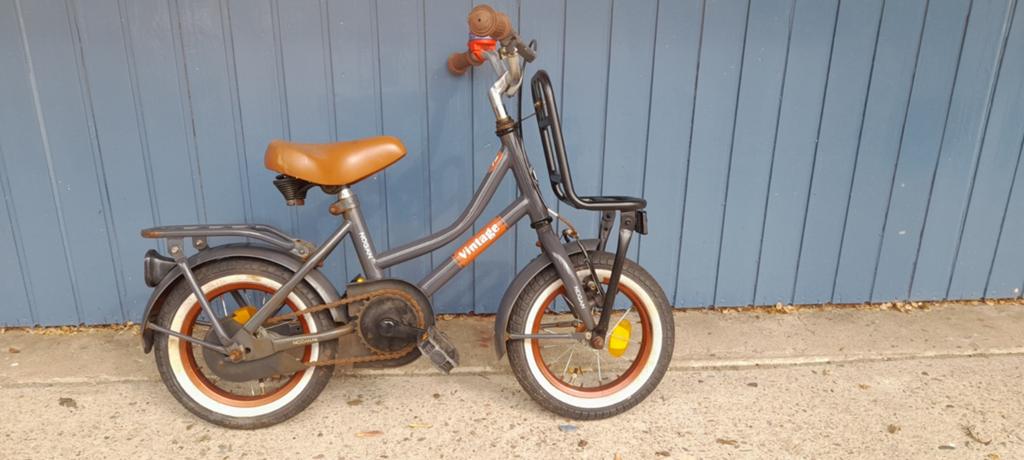 Nogan Vintage 12 inch kinderfiets met zijwieltjes, Fietsen en Brommers, Fietsen | Kinderfietsjes, Terugtraprem, Zijwieltjes, Gebruikt