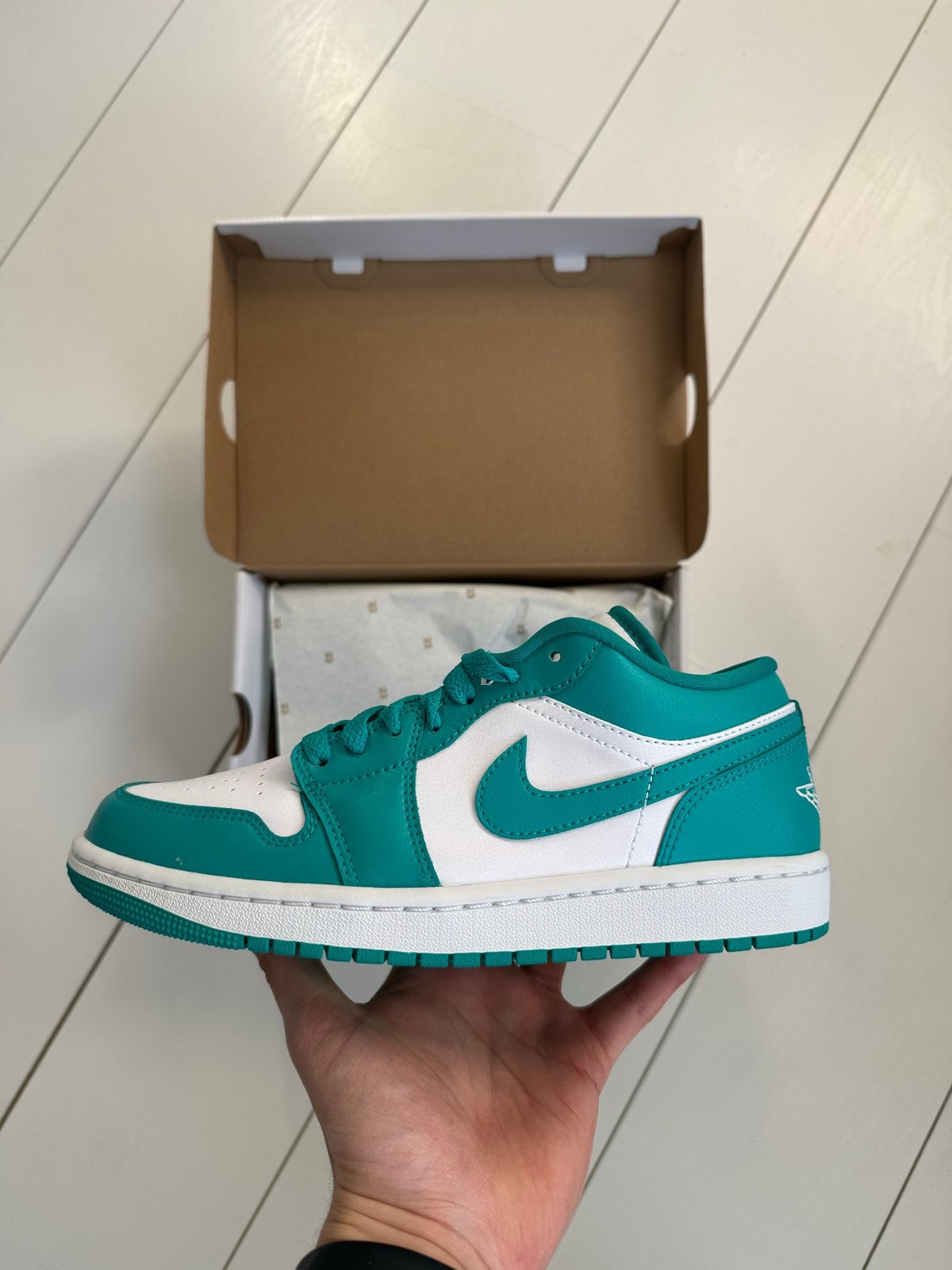 Jordan 1 Low Emerald - Maat 39, Kleding | Dames, Schoenen, Ophalen of Verzenden, Nieuw, Groen, Sneakers of Gympen