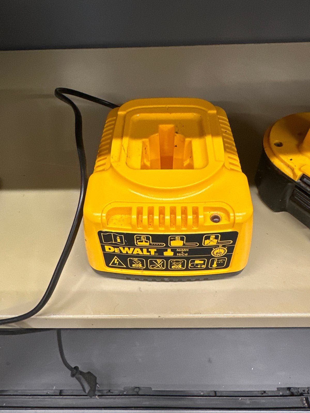 DeWalt acculader DE9116 met 3 defecte accu's, Ophalen of Verzenden, Gebruikt